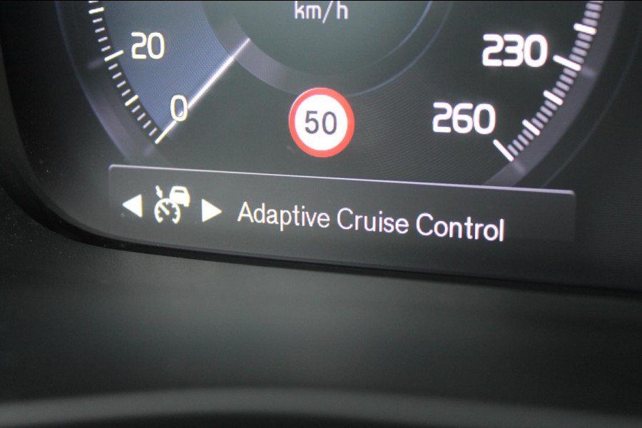 Volvo XC40 T3 163PK Automaat Business Pro Navigatie / Trekhaak / Adaptieve Cruise Control / 18" lichtmetalen velgen / Climare Control