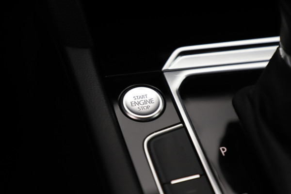Volkswagen Passat Variant 1.4 TSI DSG 150PK Highline | ACC | Apple-carplay | Virtual-cockpit | Trekhaak | Pdc | Camera | 2018. |