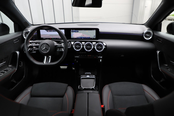 Mercedes-Benz A-Klasse 250 e AMG | Aut8 | 218PK | Sfeerverlichting | Keyles-go | Multi-beam | Widescreen | Facelift | 2023.
