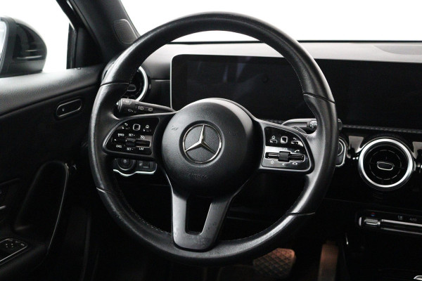 Mercedes-Benz A-Klasse 180 Sport Solution (PANORAMADAK, STOELVERWARMING, ACHTERUITRIJCAMERA, 1e EIGENAAR, GOED ONDERHOUDEN)