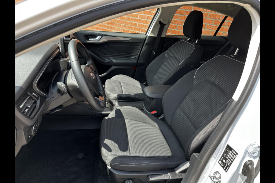 Ford Focus 1.0 EcoBoost 125pk MHEV Titanium | Navigatie | Apple Carplay/Android Auto | Parkeersensoren | Camera | Cruise Control | Blind Spot Assist | Stoel- en stuurverwarming | Getinte ramen | Climate Control