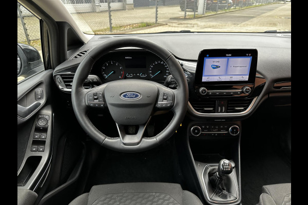 Ford Fiesta 1.0 EcoBoost 125pk MHEV Titanium Navigatie Apple Carplay/Android Auto Trekhaak Full LED koplampen Parkeersensoren achter Cruise Control Stoel-en stuurverwarming Voorruit verwarming Climate Control