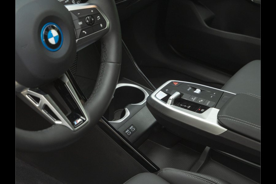 BMW iX1 eDrive20 M-Sport - Stoelverwarming - Camera - Shadowline