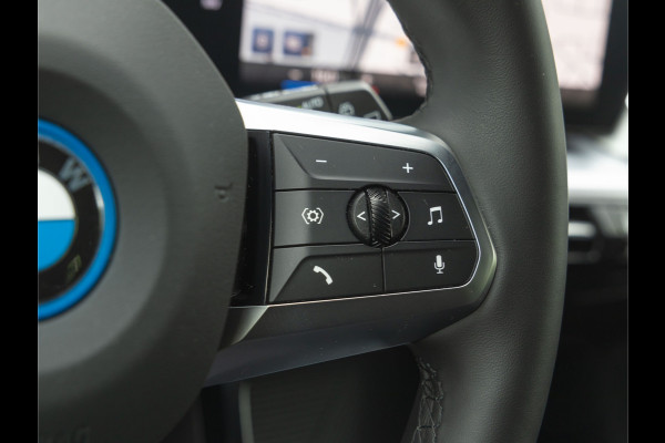 BMW iX1 xDrive30 M-Sport - Stoelverwarming - Camera - Alarm Klasse 3