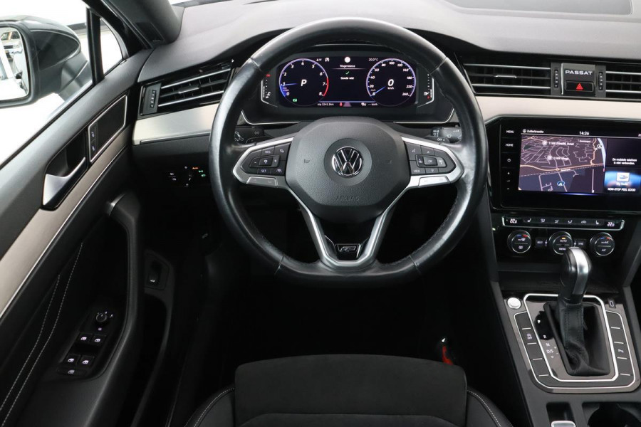 Volkswagen Passat 1.5 TSI Elegance R | Trekhaak | Matrix LED | Stoelverwarming | Alcantara | Carplay | Adaptive Cruise | DAB+ | R-Line
