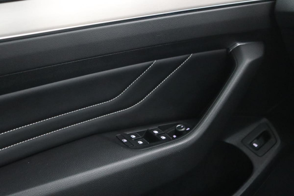 Volkswagen Passat 1.5 TSI Elegance R | Trekhaak | Matrix LED | Stoelverwarming | Alcantara | Carplay | Adaptive Cruise | DAB+ | R-Line
