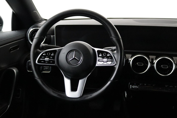 Mercedes-Benz CLA-Klasse 200 Business Solution Luxury Sport Automaat (CAMERA, NAVIGATIE, PDC, NL-AUTO, GOED ONDERHOUDEN)