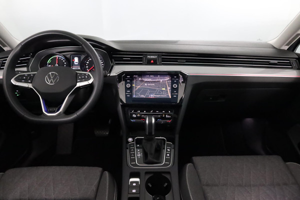 Volkswagen Passat Variant 1.4 TSI PHEV GTE Business 218 pk Automaat (DSG) | Navigatie | Panoramadak | Elektr. trekhaak | Parkeersensoren (Park assist) | Rondomzicht camera |