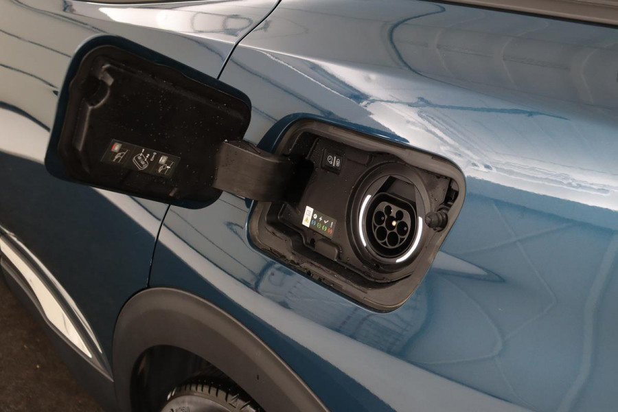 Peugeot 3008 1.6 HYbrid Allure | Stoelverwarming | Carplay | Camera | Half leder | Navigatie | Full LED | Keyless | DAB+ | PDC