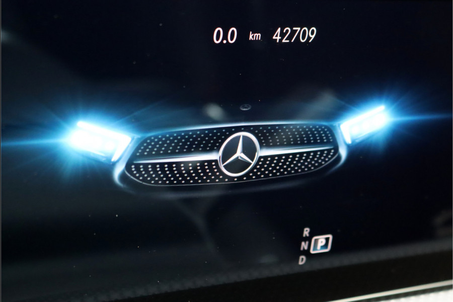 Mercedes-Benz A-Klasse 180 d AMG Line Aut8 | Panoramadak | Camera | Widescreen | Sfeerverlichting | Augmented Reality | Zitcomfortpakket | Apple Carplay/Android Auto |