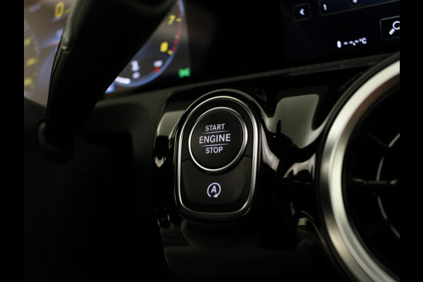Mercedes-Benz A-Klasse 180 AMG Automaat Panoramadak-schuifdak | Navigatie | AMG Styling | Stoelverwarming | Ledkoplampen | Cruisecontrol | Digitale radio (DAB) | | Nu tijdelijk te financiëren tegen 3,90% rente (actie loopt t/m 15-5-2020)