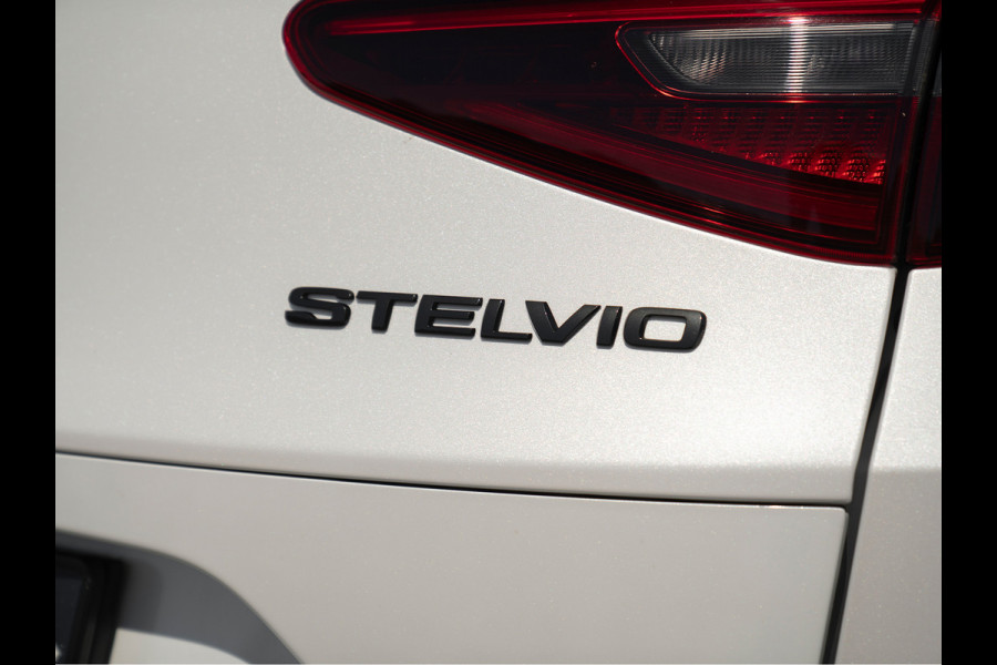 Alfa Romeo Stelvio 2.0T 280pk AWD Veloce | Parelmoer wit! | Harman/Kardon | Performance Pack | Adapt. cruise | Stoelverwarming v+a | Lederen dash.