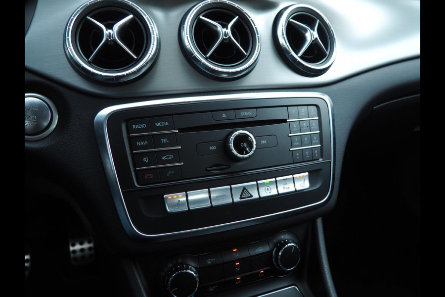 Mercedes-Benz CLA-Klasse 180 Business AMG / Pano / Stoelverwarming / Sensoren / Navi / LED / Cruise / 18 inch