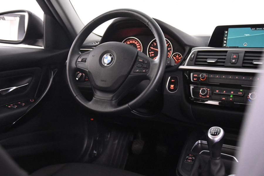 BMW 3 Serie Touring 318i *Navi*Leer*LED*