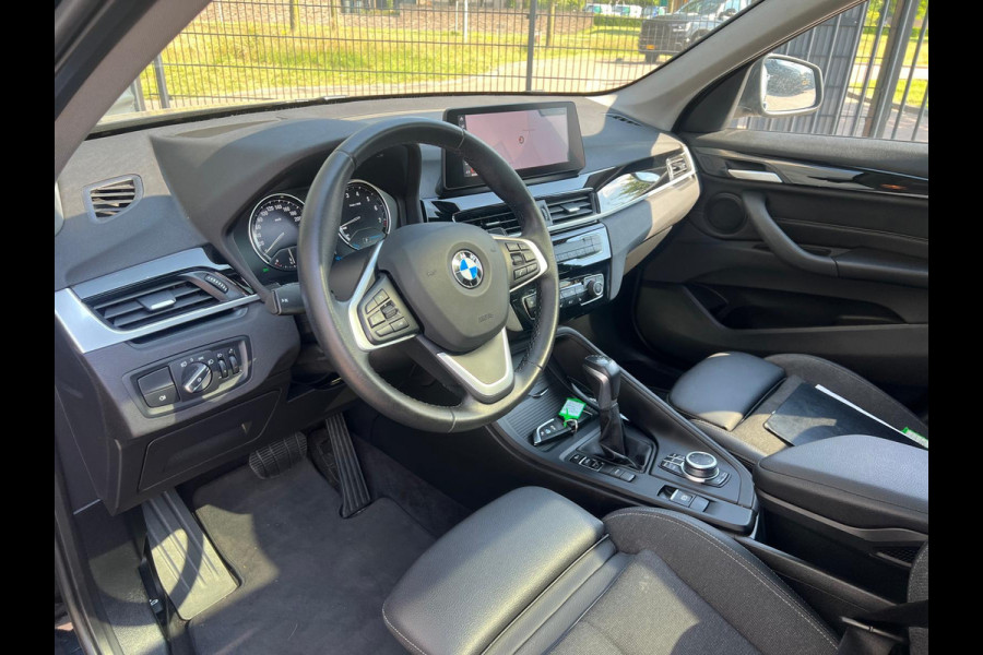 BMW X1 xDrive25e Sportline Plug in Hybrid PHEV | Panodak | Trekhaak Afneembaar | Head-up Display | CAmera | Stoelverwarming |