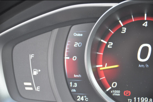 Volvo V60 T4 190PK Nordic+ / Standkachel / Parkeersensoren voor + achter / Stoelverwarming / Verwarmbare voorruit / Regensensor /
