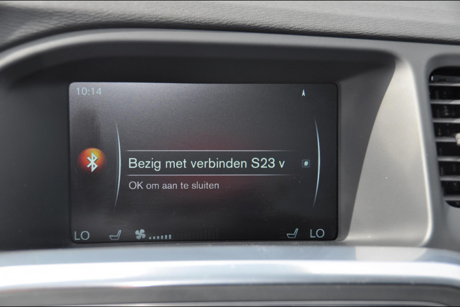 Volvo V60 T4 190PK Nordic+ / Standkachel / Parkeersensoren voor + achter / Stoelverwarming / Verwarmbare voorruit / Regensensor /