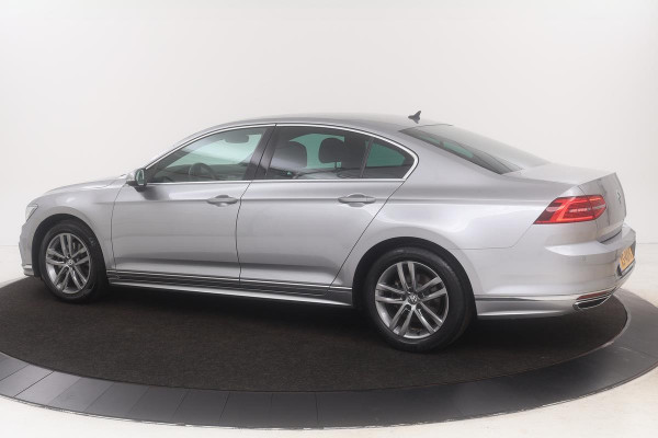 Volkswagen Passat 1.5 TSI R-line | DSG | Nappaleder | Stoelverwarming | Camera | Carplay | Navigatie | Adaptive cruise | Active Info | Climate control | Full LED