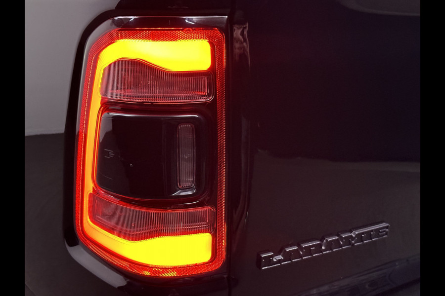 Dodge Ram 1500 5.7 V8 4x4 Crew Cab Laramie Night edition | Prins LPG 120L Onderbouw | Groot Scherm | Panodak | Trekhaak | 360Camera | Harman Kardon | Dode Hoek Detectie | Cruise Control Adaptive | Trailer Pakket | Stoel/Stuur Verwarming | Stoel Verkoeling | Lederen Bekleding