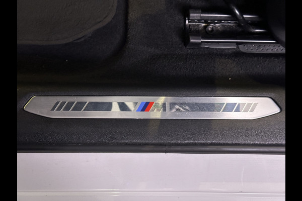BMW 1-serie 118i M Sport 140pk Dealer O.H | Panodak | Apple Carplay | Sfeerverlichting | Navi | DAB | Stoelverwarming | 18" L.M |
