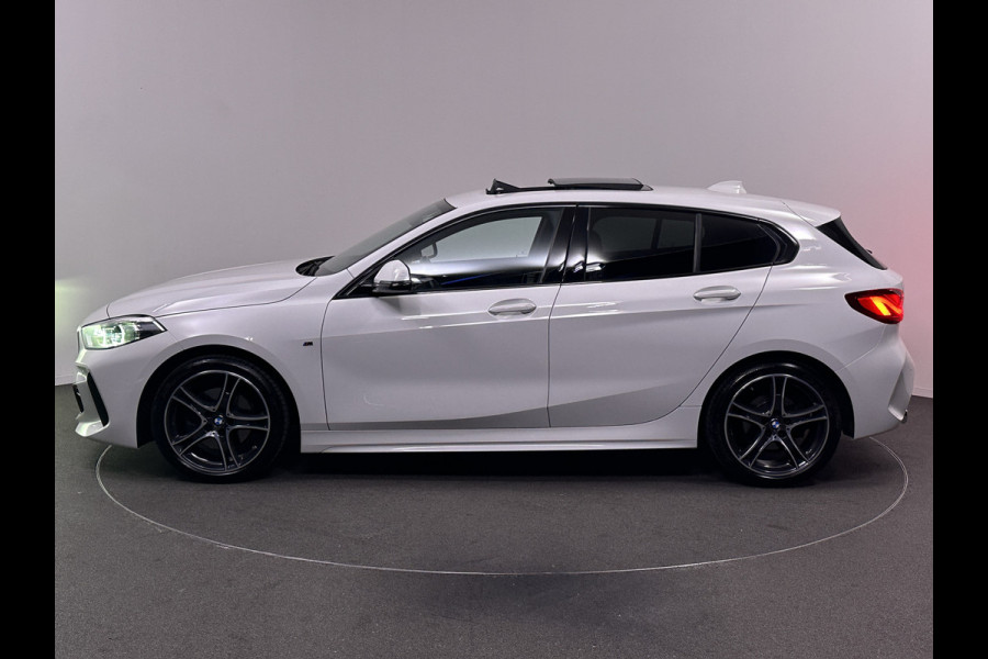 BMW 1-serie 118i M Sport 140pk Dealer O.H | Panodak | Apple Carplay | Sfeerverlichting | Navi | DAB | Stoelverwarming | 18" L.M |