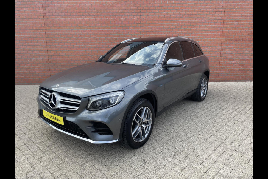 Mercedes-Benz GLC 350e 320pk 4MATIC AMG Line | Navigatie | Camera | Parkeersensoren | Cruise Control | Panoramisch schuifdak | Afneembare trekhaak | Elektrische achterklep | Blind Spot Assist | Stoelverwarming | Getinte ramen