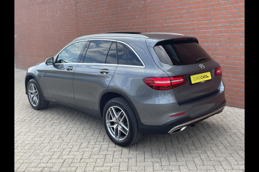 Mercedes-Benz GLC 350e 320pk 4MATIC AMG Line | Navigatie | Camera | Parkeersensoren | Cruise Control | Panoramisch schuifdak | Afneembare trekhaak | Elektrische achterklep | Blind Spot Assist | Stoelverwarming | Getinte ramen