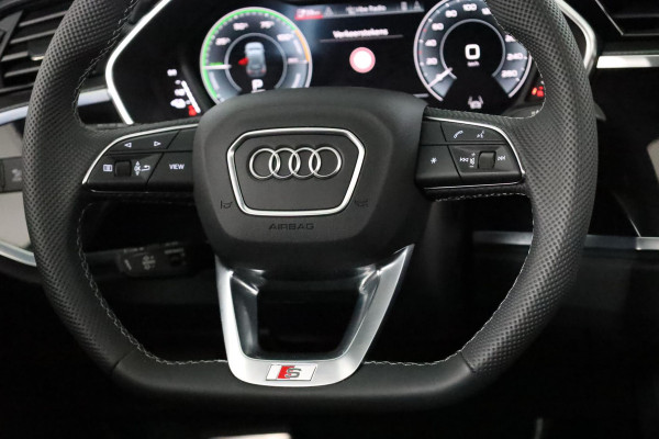 Audi Q3 45 TFSI e S-Line 245 pk S-tronic | Panoramadak | Elektr. trekhaak | Verlengde garantie | Navigatie   | Parkeersensoren (Park assist) | Achteruitrijcamera |