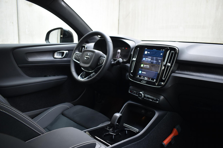 Volvo C40 252PK Single motor Extended Range Automaat Plus / Nubuck bekleding / Google infotainment / Panoramadak / Adaptieve cruise control / BLIS / Apple Carplay / Keyless entry / Getinte ramen / Zwart logo achter /