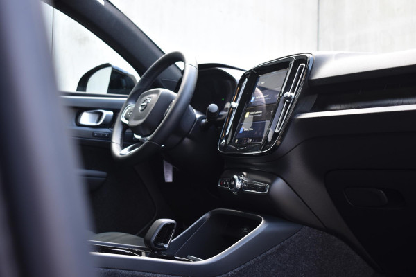 Volvo C40 408PK Twin Motor Intro Edition 78 kWh / Nubuck bekleding / Google infotainment / Panoramadak / Adaptieve cruise control / BLIS / Apple Carplay / Keyless entry / 20'' Velgen /