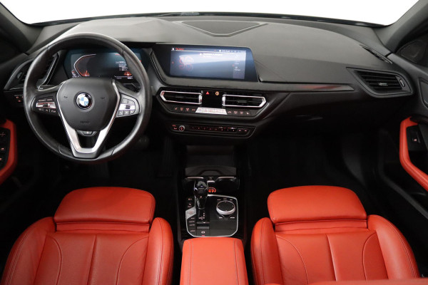 BMW 1-serie 118i High Executive Edition Sport Automaat (PANORAMADAK, CRUISE, NAVIGATIE, PDC, NL-AUTO, DEALER ONDERHOUDEN)