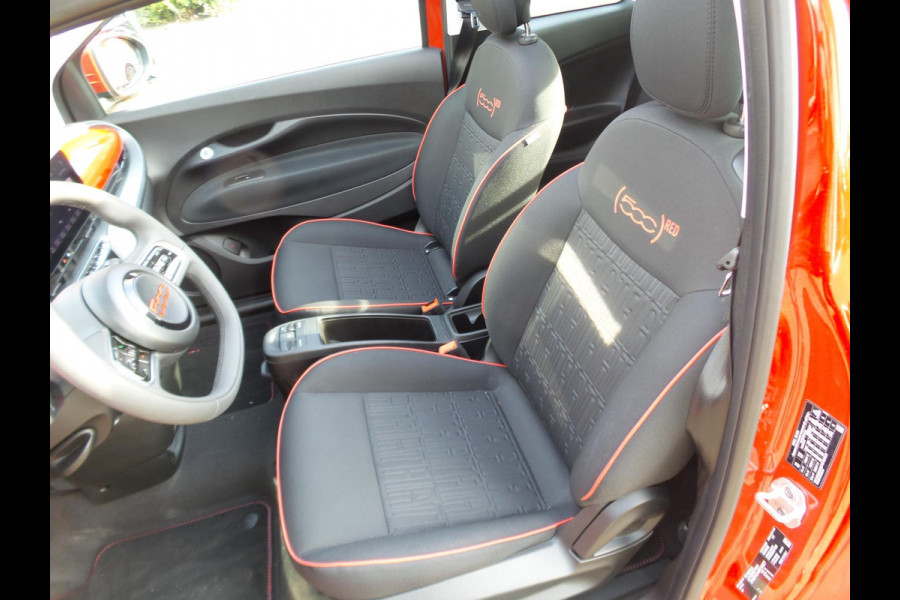 Fiat 500E CABRIO RED 42 kWh | € 2.000,- SEPP | Clima | Navi | Draadloos laden smartphone | Apple Carplay | PDC