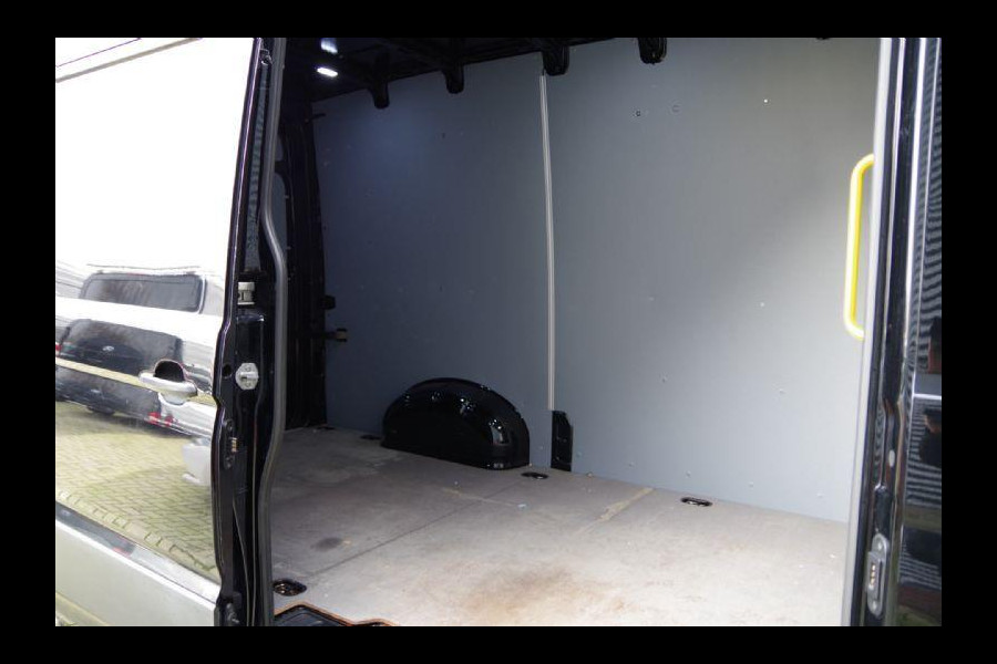 Volkswagen Crafter 35 2.0 TDI L3H3(L2H2) 177PK AUT. BLACK LINE, CRUISE CONTROL, STOELVERWARMING, AIRCO, PARKEERSENSOREN