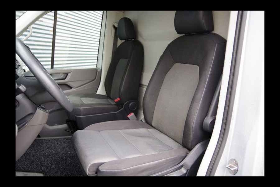 Volkswagen Crafter 35 2.0 TDI L3H2 (L2H1) 140PK AUT. CAMERA, NAVI, TREKHAAK, CRUISE, AIRCO, PARKEERSENSOREN, NL AUTO, NAP