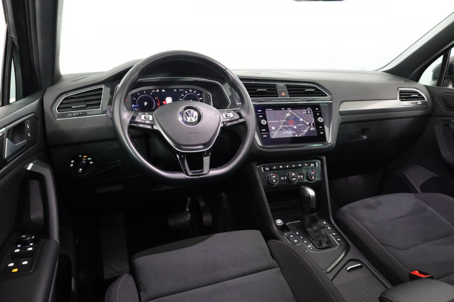 Volkswagen Tiguan 1.5 TSI ACT Highline Business R-line 150 pk Automaat (DSG) | Navigatie | Panoramadak | Elektr. trekhaak | Parkeersensoren (Park assist) | Achteruitrijcamera |