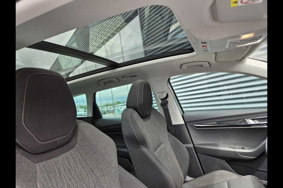 Škoda Karoq 1.5 TSI ACT Style 150pk DSG | Panodak | Trekhaak af Fabriek | Adaptive Cruise | Camera | Apple Carplay | Sportstoelen Verwarmd | 18"L.M |
