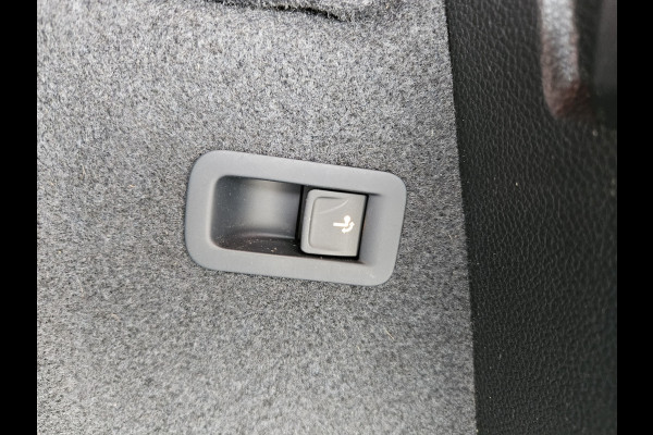 Škoda Karoq 1.5 TSI ACT Style 150pk DSG | Panodak | Trekhaak af Fabriek | Adaptive Cruise | Camera | Apple Carplay | Sportstoelen Verwarmd | 18"L.M |