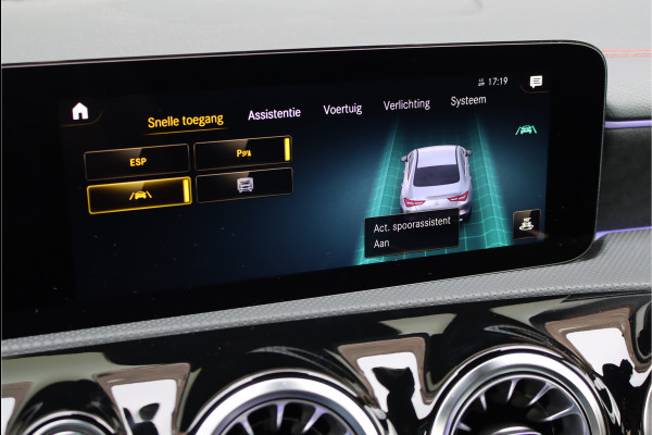 Mercedes-Benz CLA-Klasse 180 AMG Line Aut7 | Memorypakket | Panoramadak | Burmester | Augmented Reality | Sfeerverlichting | Camera | Nightpakket |