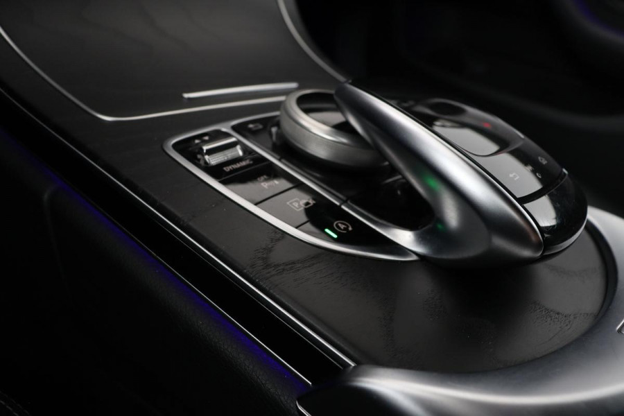 Mercedes-Benz C-Klasse 180 AMG | Carplay | Trekhaak | Stoelverwarming | Camera | Half leder | Full LED | Navigatie | Park Assist | DAB+