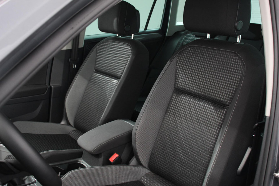 Volkswagen Tiguan 1.5 TSI DSG Active | Navigatie | App connect Wireless | Adaptive Cruise Control | Travel Assist | Parkeersensoren | Camera | Park Assist | Stoel- en stuurverwarming | Elektrische achterklep | Virtual Cockpit | Inductielader