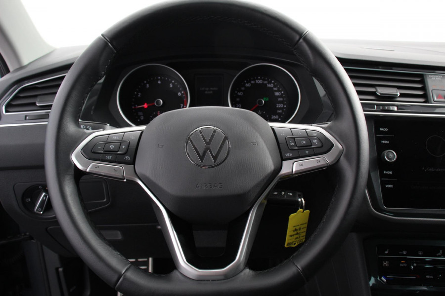 Volkswagen Tiguan 1.5 TSI DSG Active | Navigatie | App connect Wireless | Adaptive Cruise Control | Travel Assist | Parkeersensoren | Camera | Park Assist | Stoel- en stuurverwarming | Elektrische achterklep | Virtual Cockpit | Inductielader