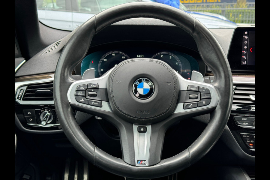 BMW 5 Serie Touring 530d xDrive High Executive| M-SPORT| ELEK. PANO| ELEK. STOELEN| STUURVERWARMING| CAMERA| BOMVOL!!|