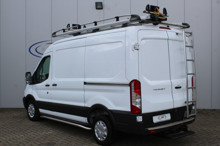 Ford Transit 290 2.0-105pk TDCI L2H2 Ambiente. Dames en heren ondernemers, u kunt direct los: compleet ingerichte Ford Transit ! Camera, parkeersensoren v+a, airco, ladder op achterdeur, opstaptrede met trekhaak, imperiaal met ladder, omvormer naar 220V voor opladen gereedschap etc etc.