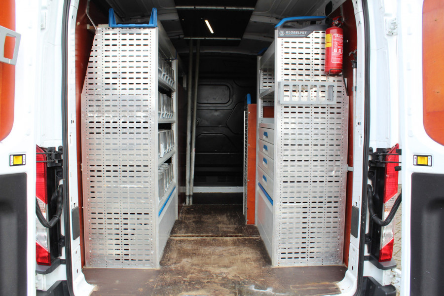 Ford Transit 290 2.0-105pk TDCI L2H2 Ambiente. Dames en heren ondernemers, u kunt direct los: compleet ingerichte Ford Transit ! Camera, parkeersensoren v+a, airco, ladder op achterdeur, opstaptrede met trekhaak, imperiaal met ladder, omvormer naar 220V voor opladen gereedschap etc etc.