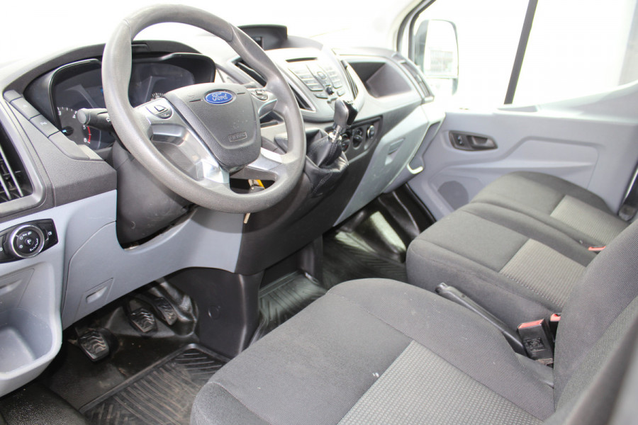 Ford Transit 290 2.0-105pk TDCI L2H2 Ambiente. Dames en heren ondernemers, u kunt direct los: compleet ingerichte Ford Transit ! Camera, parkeersensoren v+a, airco, ladder op achterdeur, opstaptrede met trekhaak, imperiaal met ladder, omvormer naar 220V voor opladen gereedschap etc etc.