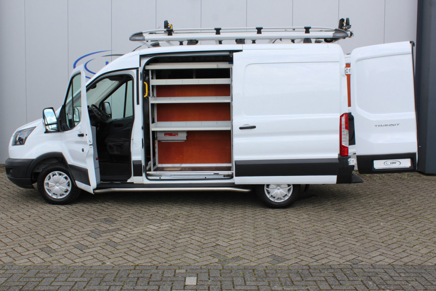 Ford Transit 290 2.0-105pk TDCI L2H2 Ambiente. Dames en heren ondernemers, u kunt direct los: compleet ingerichte Ford Transit ! Camera, parkeersensoren v+a, airco, ladder op achterdeur, opstaptrede met trekhaak, imperiaal met ladder, omvormer naar 220V voor opladen gereedschap etc etc.