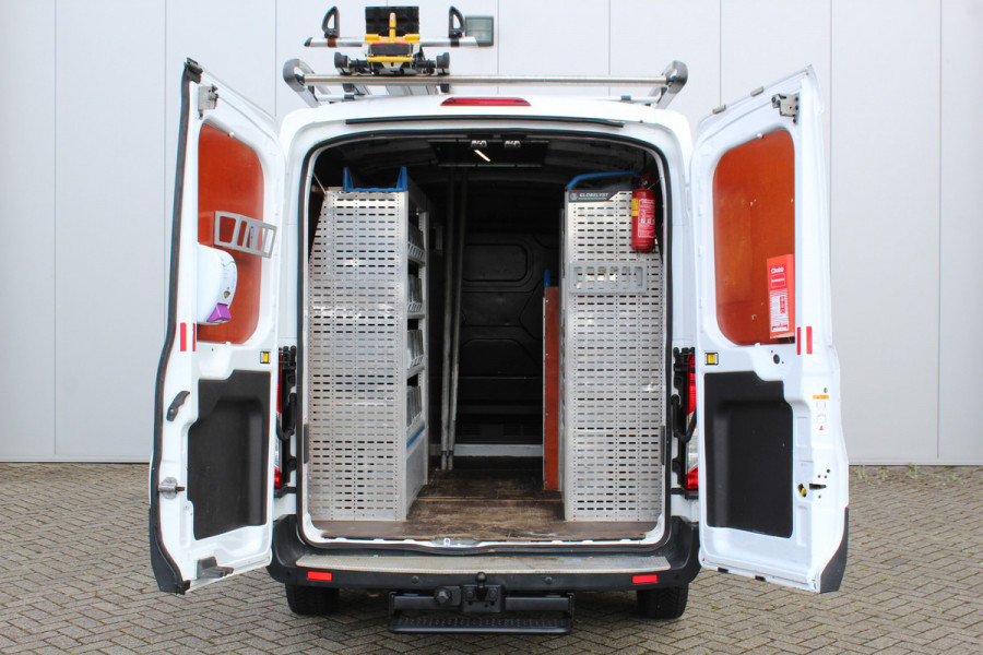 Ford Transit 290 2.0-105pk TDCI L2H2 Ambiente. Dames en heren ondernemers, u kunt direct los: compleet ingerichte Ford Transit ! Camera, parkeersensoren v+a, airco, ladder op achterdeur, opstaptrede met trekhaak, imperiaal met ladder, omvormer naar 220V voor opladen gereedschap etc etc.