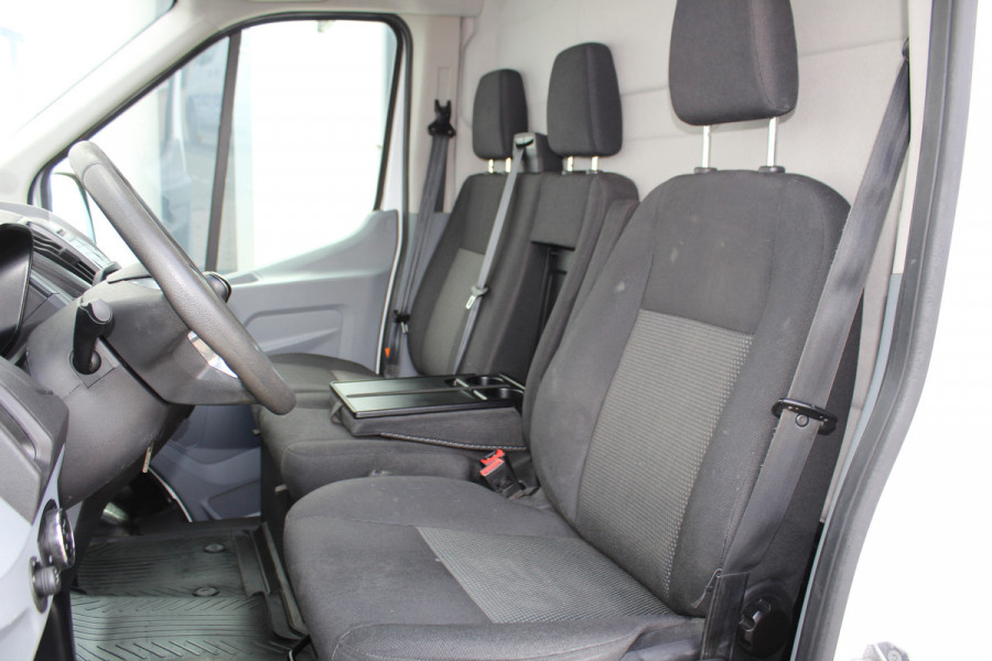 Ford Transit 290 2.0-105pk TDCI L2H2 Ambiente. Dames en heren ondernemers, u kunt direct los: compleet ingerichte Ford Transit ! Camera, parkeersensoren v+a, airco, ladder op achterdeur, opstaptrede met trekhaak, imperiaal met ladder, omvormer naar 220V voor opladen gereedschap etc etc.