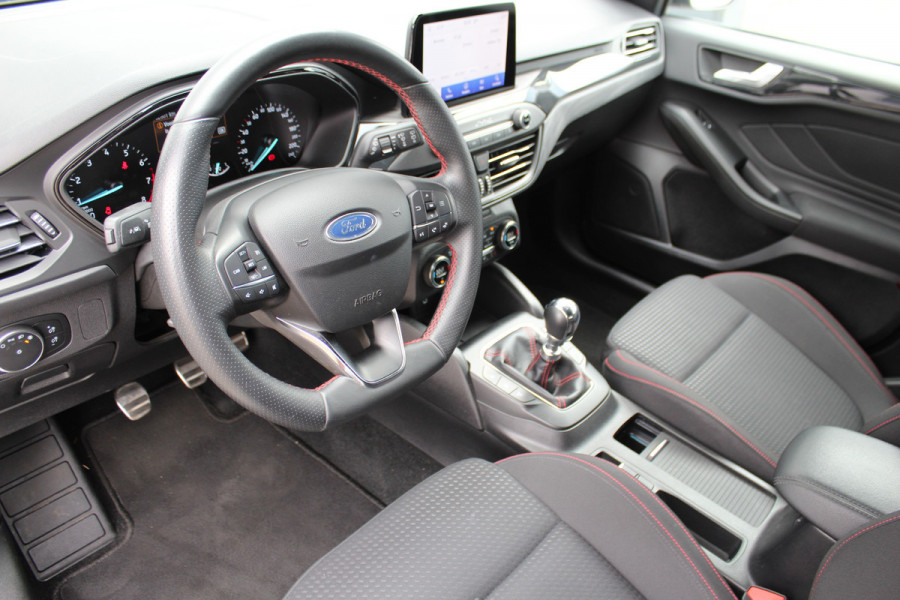 Ford Focus 1.0-125pk EcoBoost ST Line Business. Erg mooie en sportieve Ford Focus ST-Line hatchback. Volautm. airco dual, LED verlichting, navigatie, telefoonvoorb., LM wielen, metallic lak, cruise control, camera, park. sensoren v+a, stuur-, stoel- en voorraamverwarming etc.