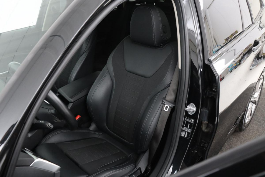 BMW 3-serie 320i Executive Edition | Sport Line | Trekhaak | Half leder | Carplay | PDC | Full LED | Navigatie | DAB+